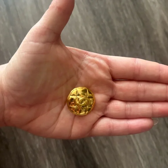 Vintage Authentic Chanel Clip-On Earrings - Picture 6 of 8